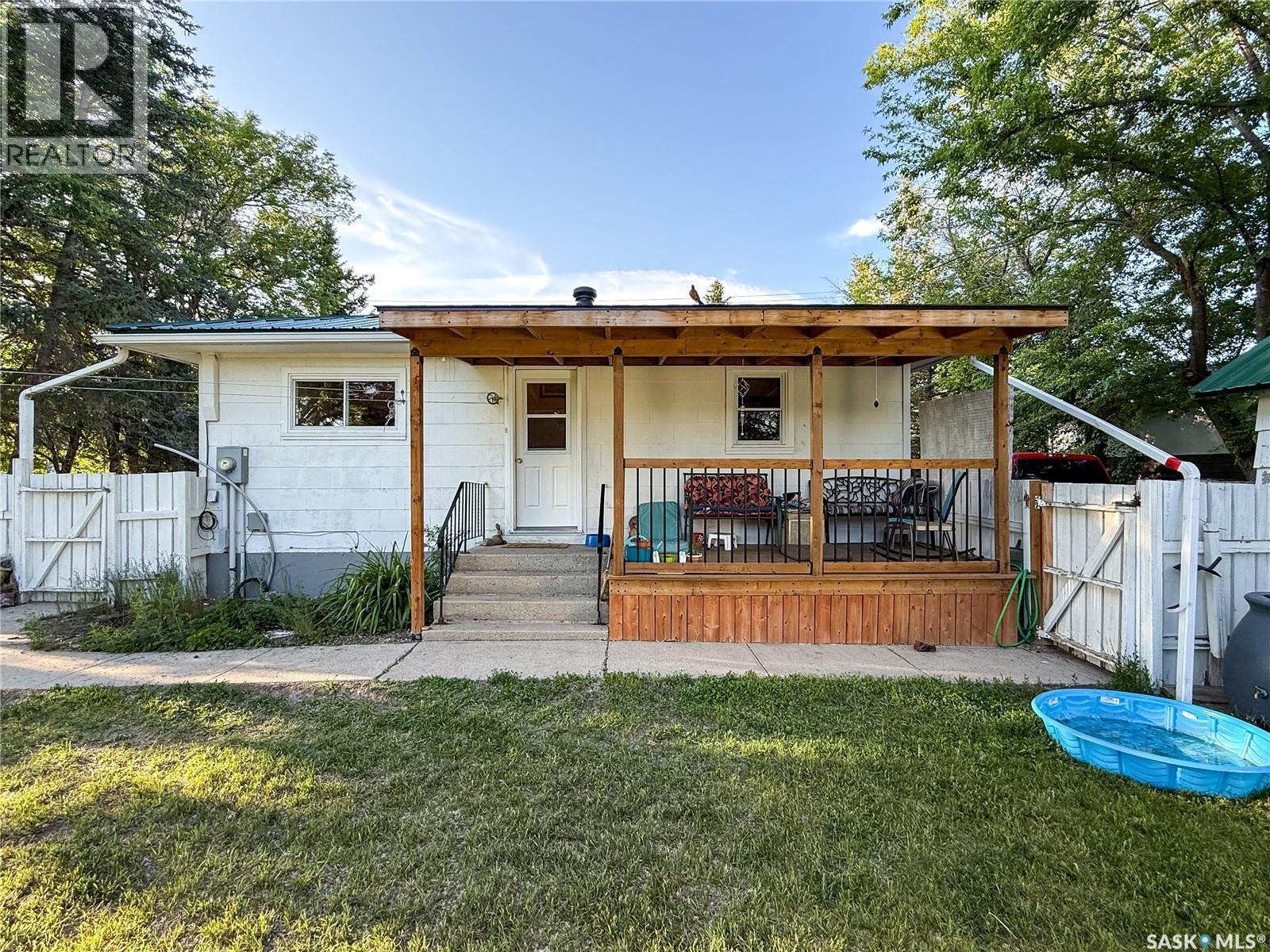 610 Railway Street, Eastend, SK - Outdoor With Deck Patio Veranda