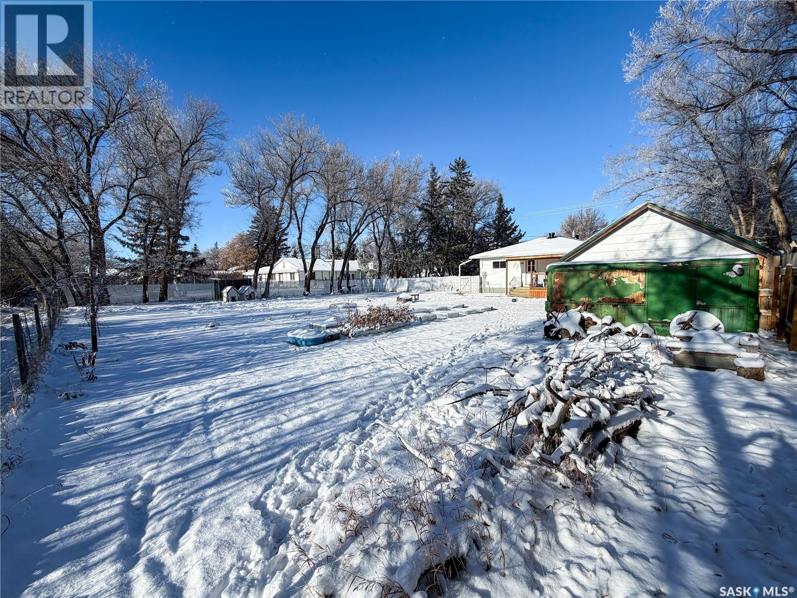 610 Railway Street, Eastend, SK - Outdoor