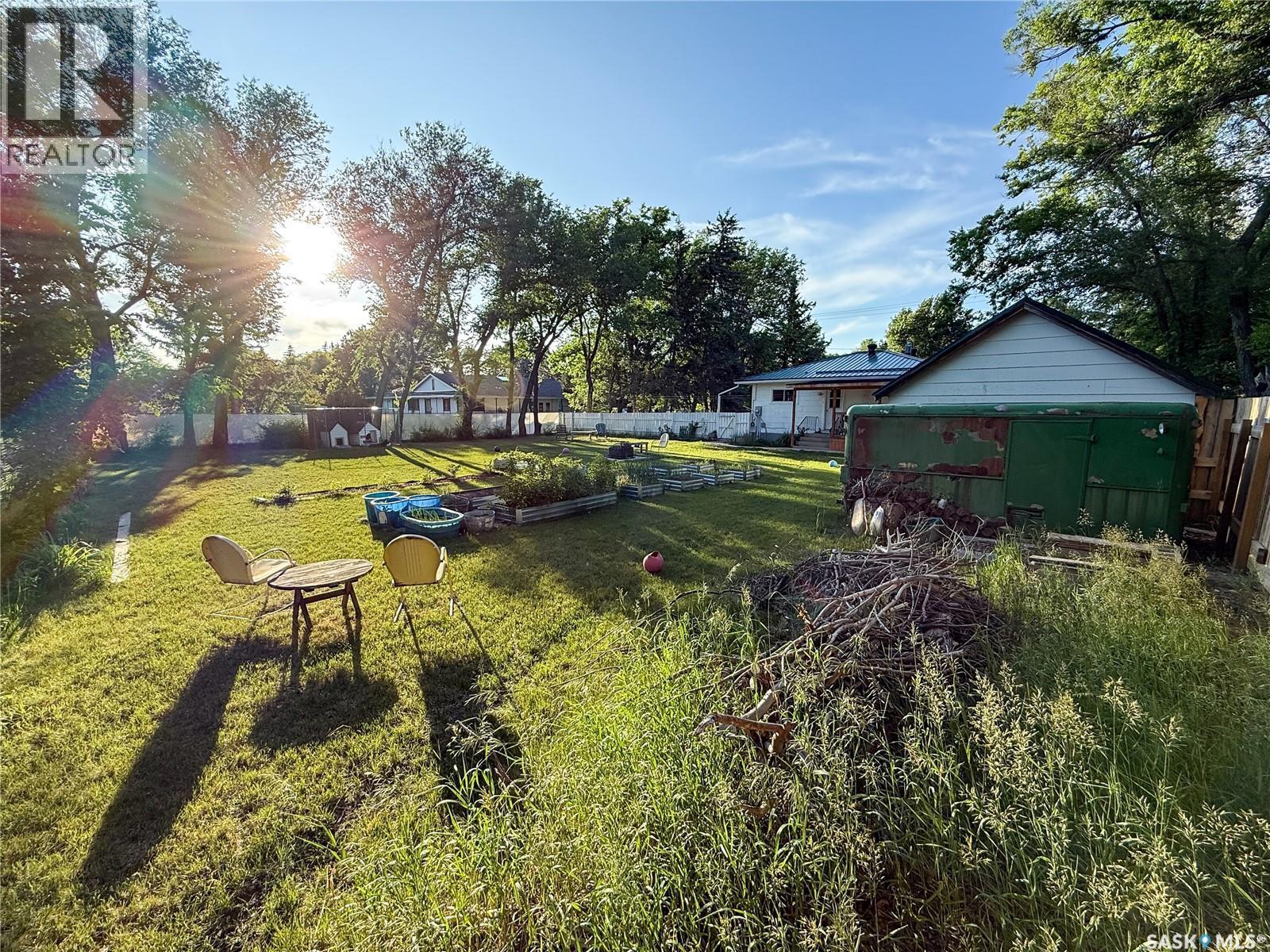 610 Railway Street, Eastend, SK - Outdoor