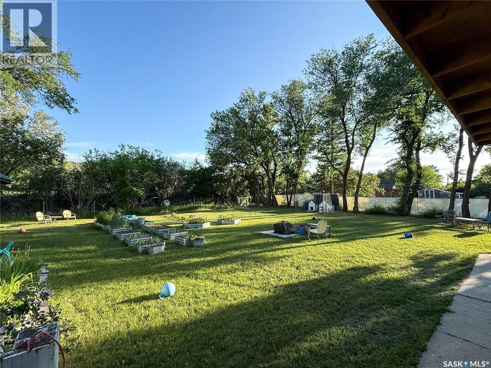 610 Railway Street, Eastend, SK - Outdoor