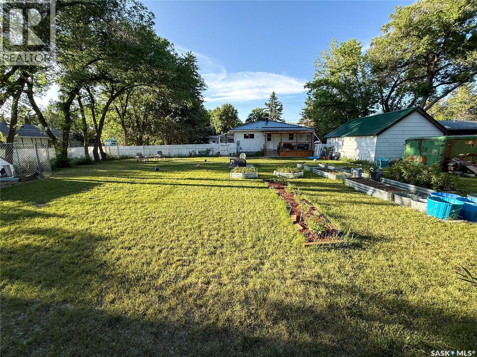 610 Railway Street, Eastend, SK - Outdoor