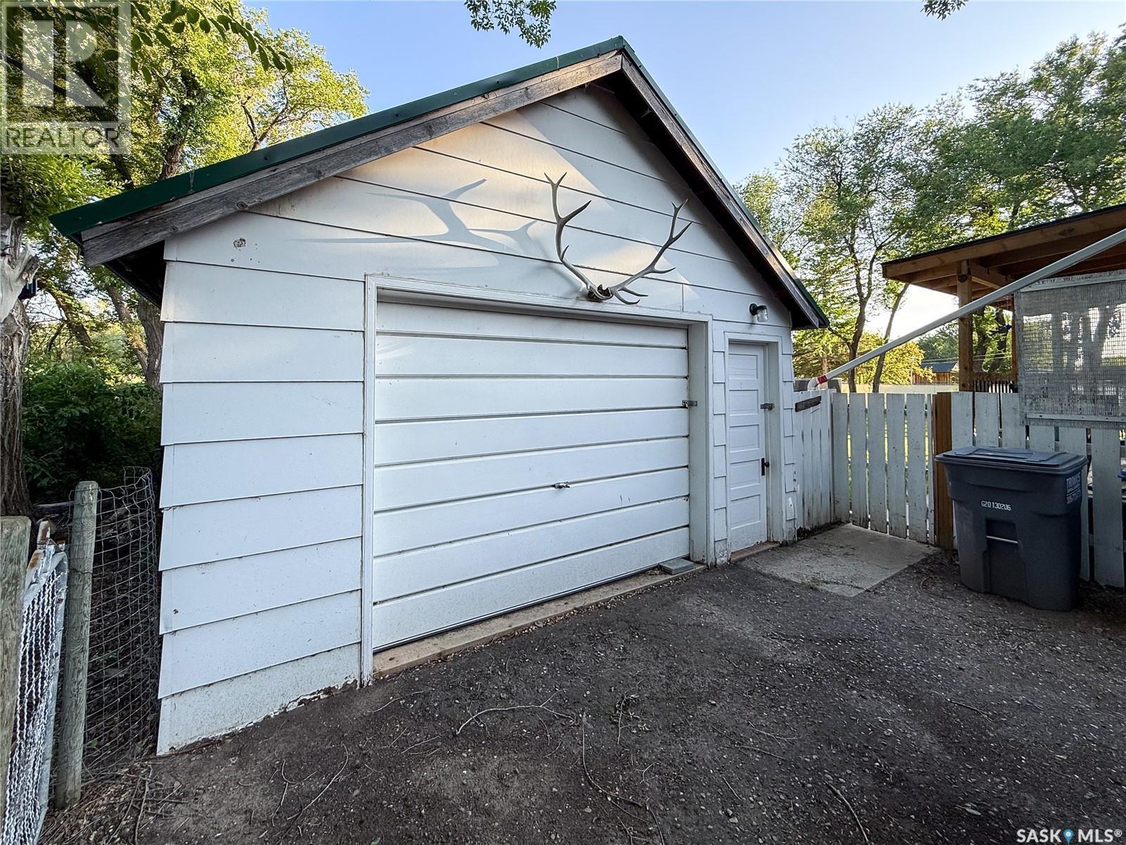 610 Railway Street, Eastend, SK - Outdoor With Exterior