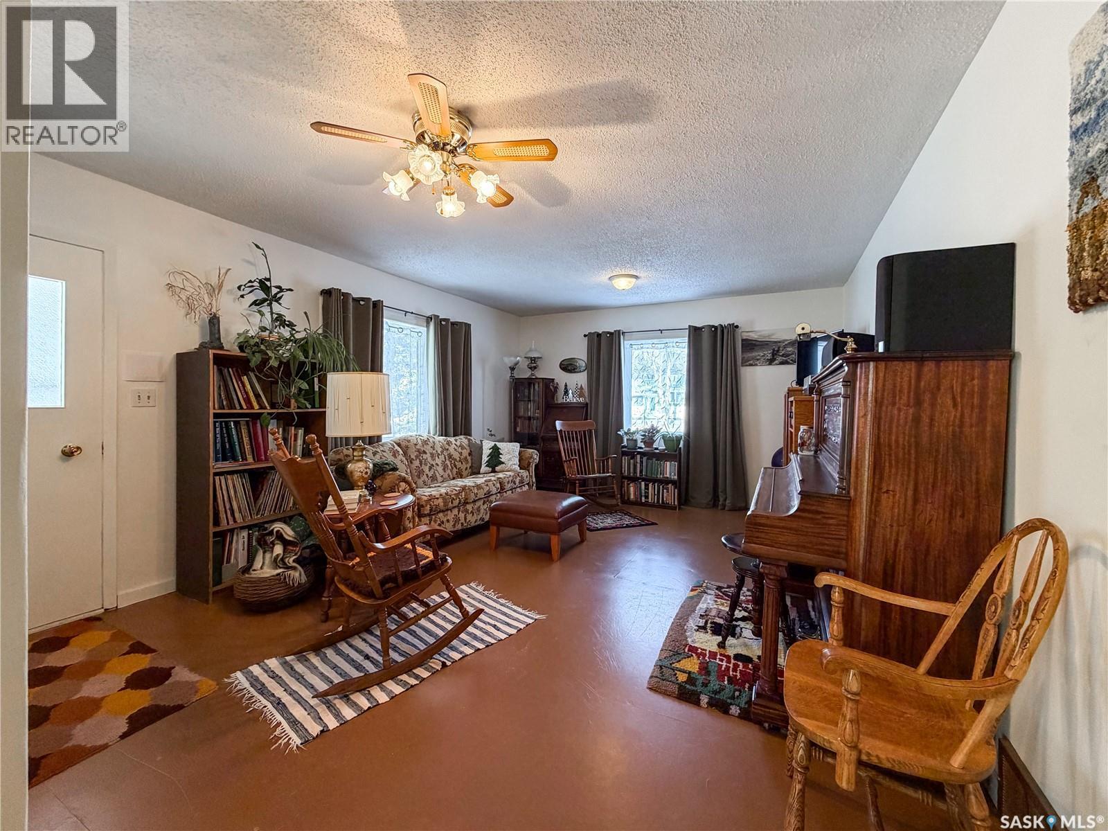 610 Railway Street, Eastend, SK - Indoor Photo Showing Living Room