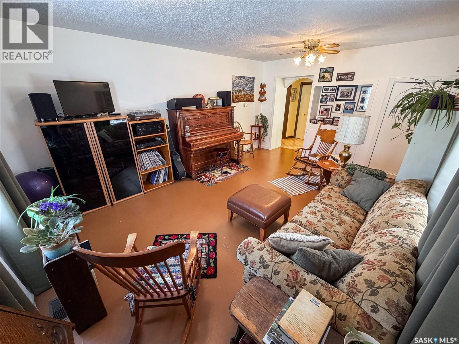 610 Railway Street, Eastend, SK - Indoor