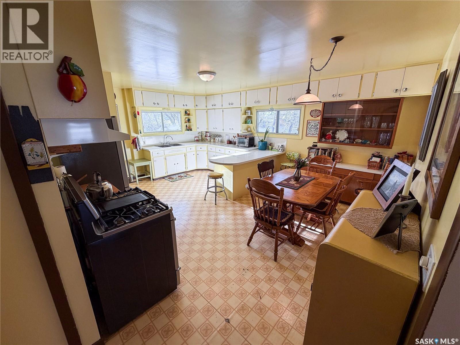 610 Railway Street, Eastend, SK - Indoor