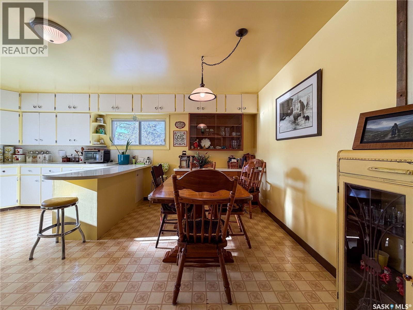 610 Railway Street, Eastend, SK - Indoor