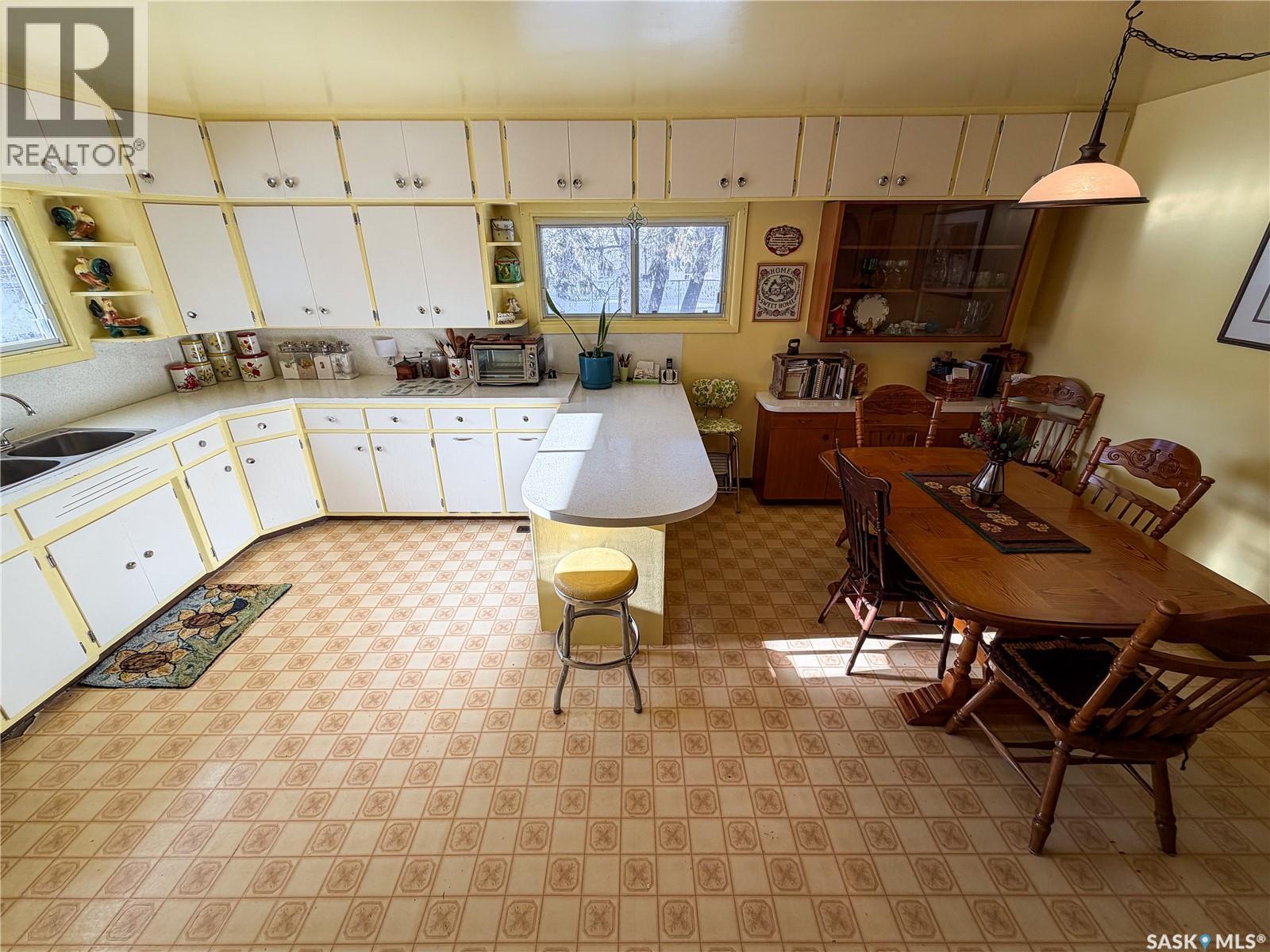 610 Railway Street, Eastend, SK - Indoor Photo Showing Kitchen With Double Sink
