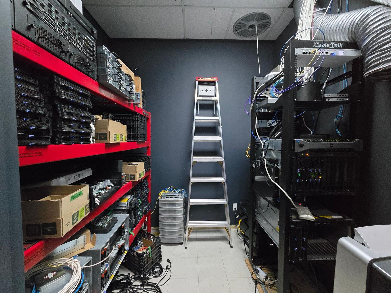 Storage - 200-1882 Boul. St-Martin O., Laval (Chomedey), QC - Indoor With Storage