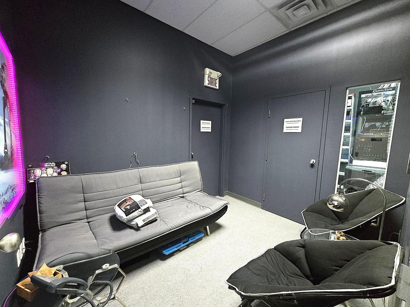 Office - 200-1882 Boul. St-Martin O., Laval (Chomedey), QC - Indoor Photo Showing Garage