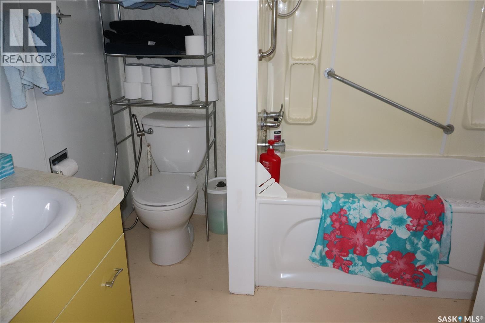 210 1St Avenue, Sutton Rm No. 103, SK - Indoor Photo Showing Bathroom