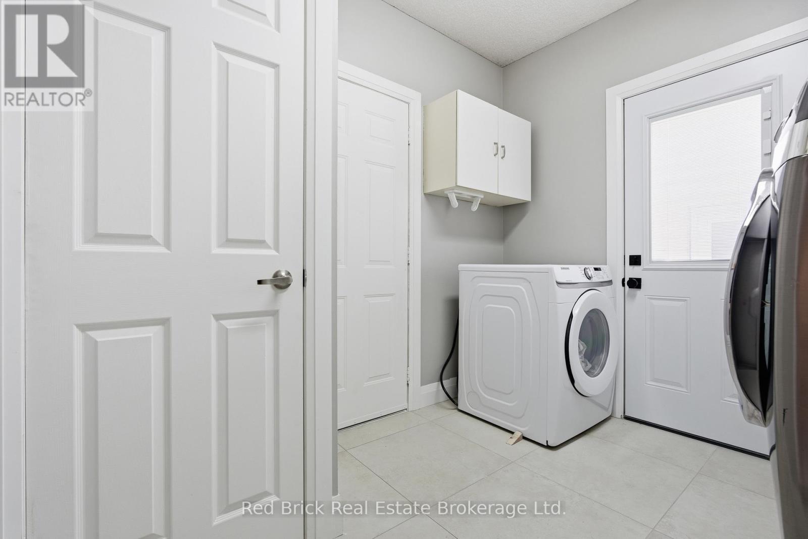 laundry/mud room off garage - 3980 Chadburn Crescent, Mississauga (Erin Mills), ON - Indoor Photo Showing Laundry Room