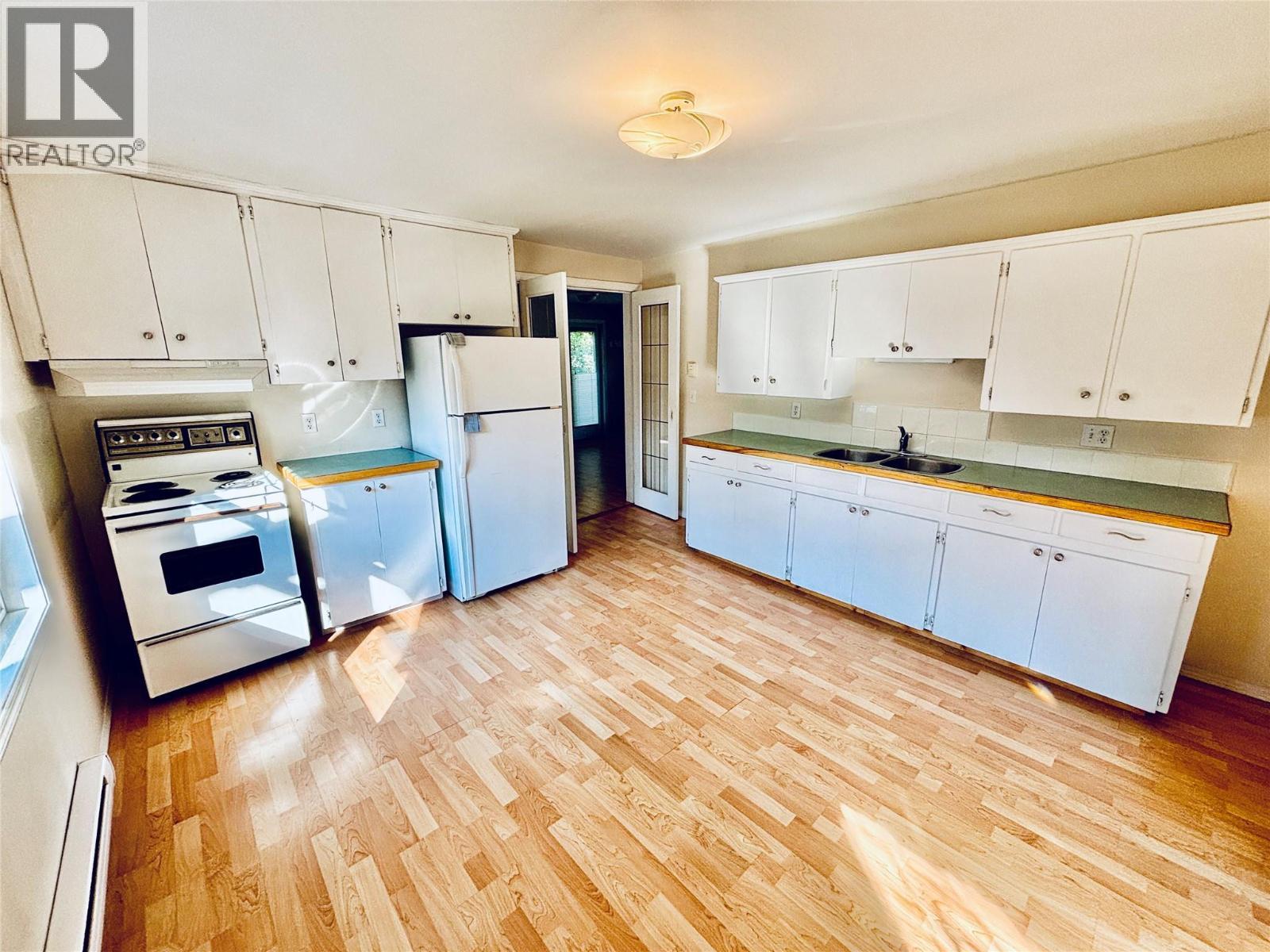 501 Arthur Street, Slocan, BC - Indoor Photo Showing Kitchen With Double Sink