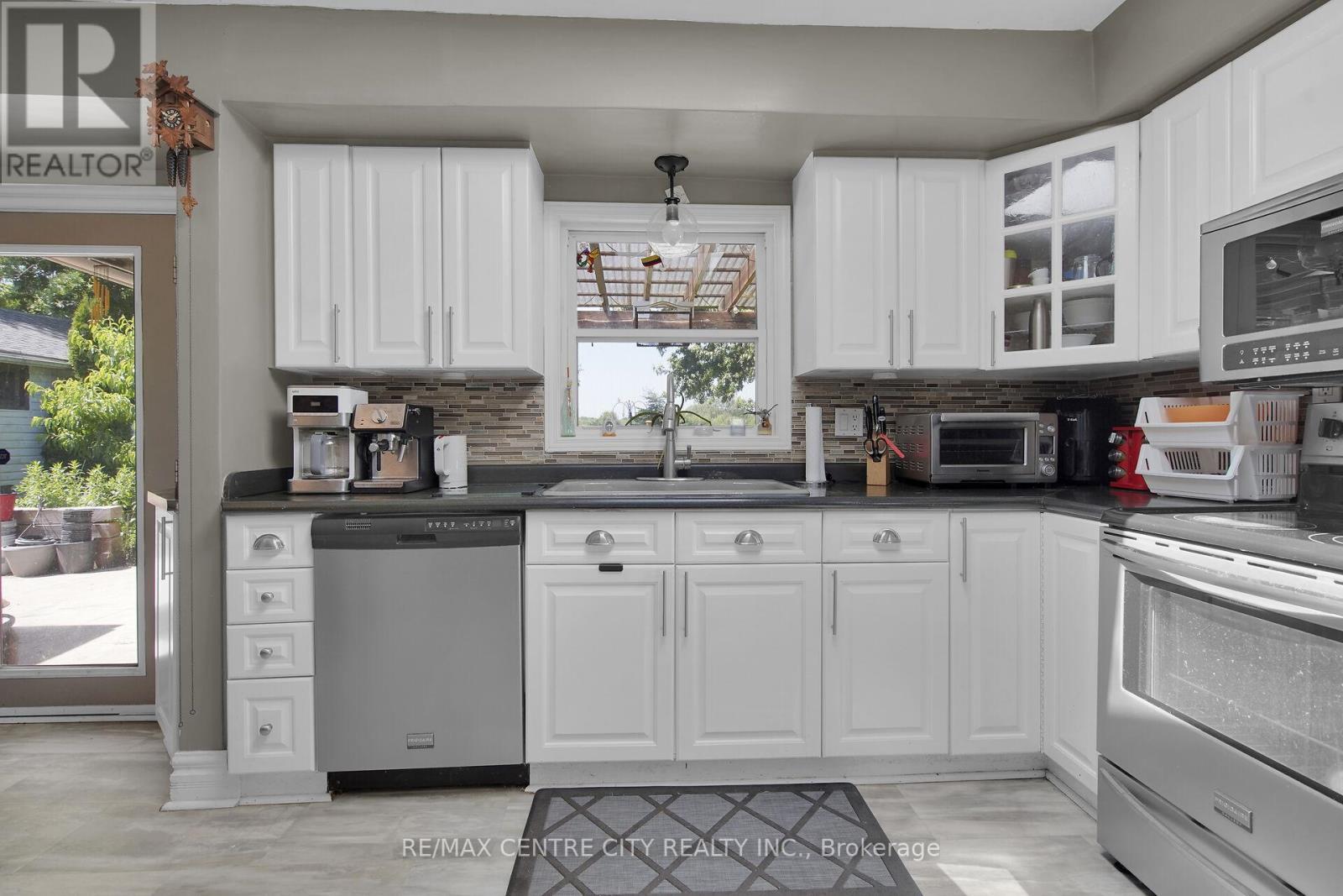 2103 Fanshawe Park Road W, Middlesex Centre, ON - Indoor Photo Showing Kitchen