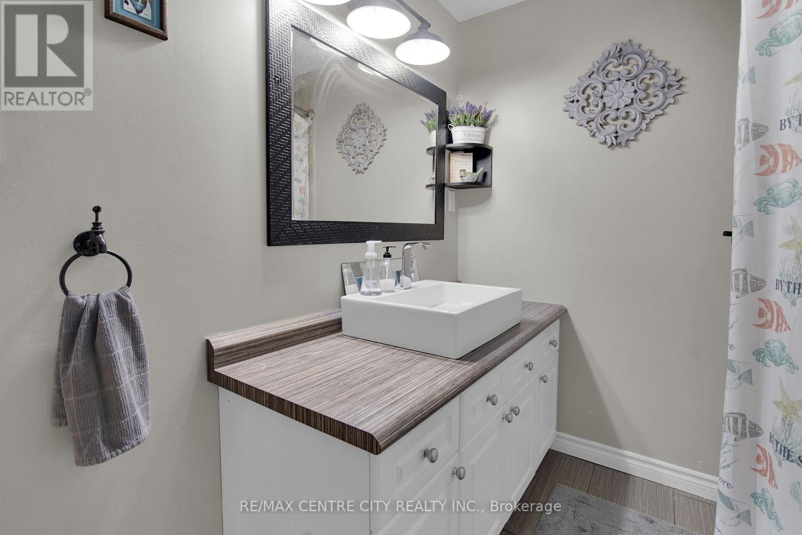 2103 Fanshawe Park Road W, Middlesex Centre, ON - Indoor Photo Showing Bathroom