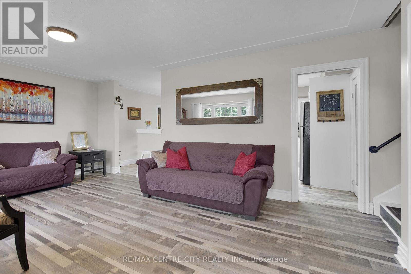 2103 Fanshawe Park Road W, Middlesex Centre, ON - Indoor Photo Showing Living Room