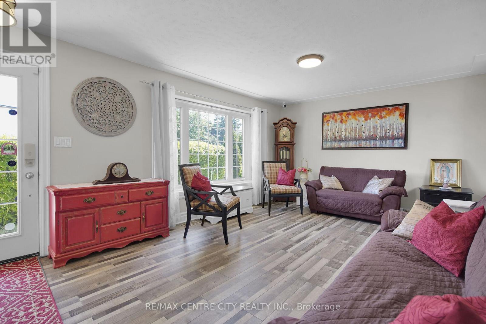 2103 Fanshawe Park Road W, Middlesex Centre, ON - Indoor Photo Showing Living Room