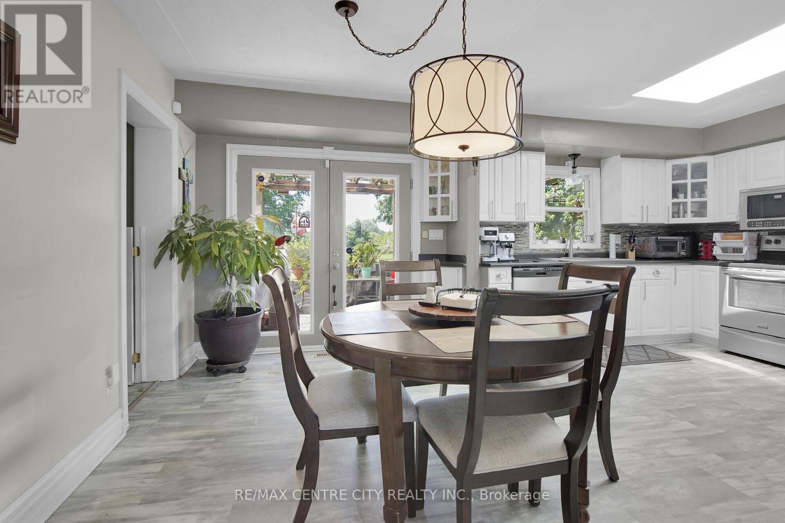 2103 Fanshawe Park Road W, Middlesex Centre, ON - Indoor Photo Showing Dining Room