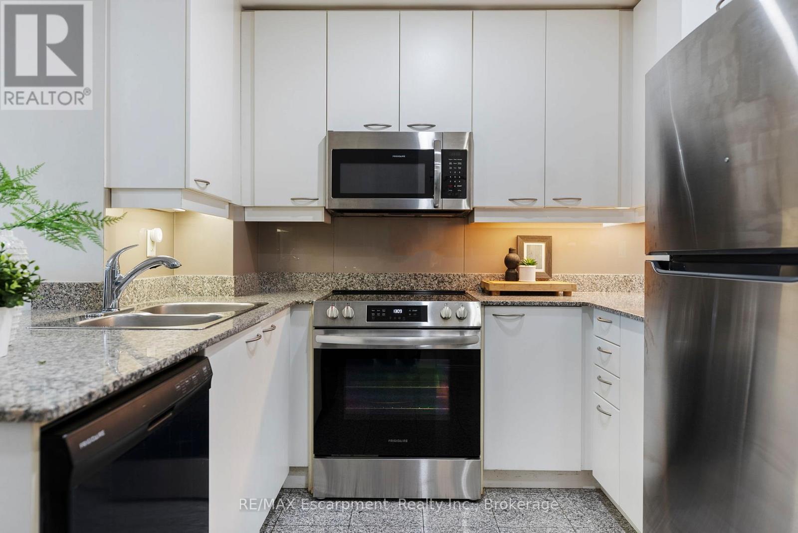 902 - 88 Palace Pier, Toronto (Mimico), ON - Indoor Photo Showing Kitchen With Stainless Steel Kitchen With Double Sink With Upgraded Kitchen