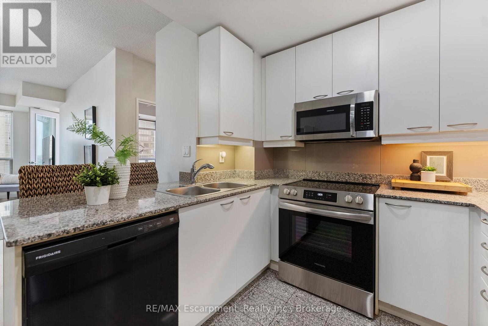 902 - 88 Palace Pier, Toronto (Mimico), ON - Indoor Photo Showing Kitchen With Double Sink
