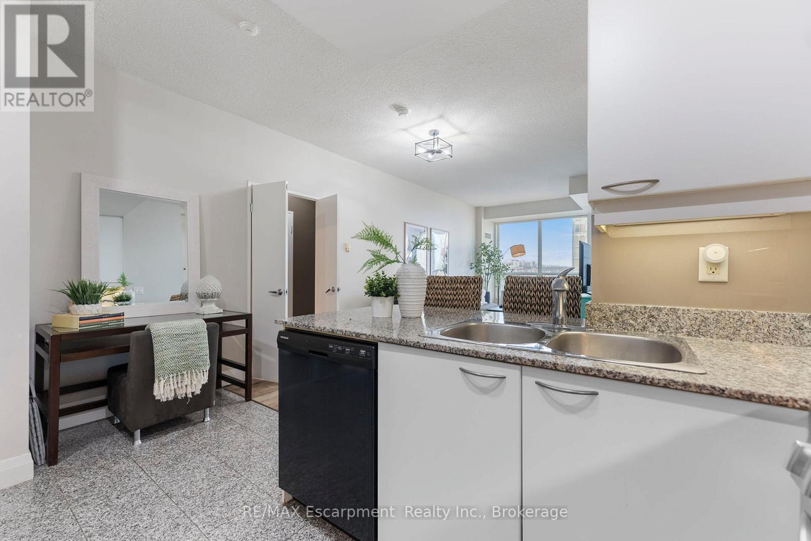 902 - 88 Palace Pier, Toronto (Mimico), ON - Indoor Photo Showing Kitchen With Double Sink