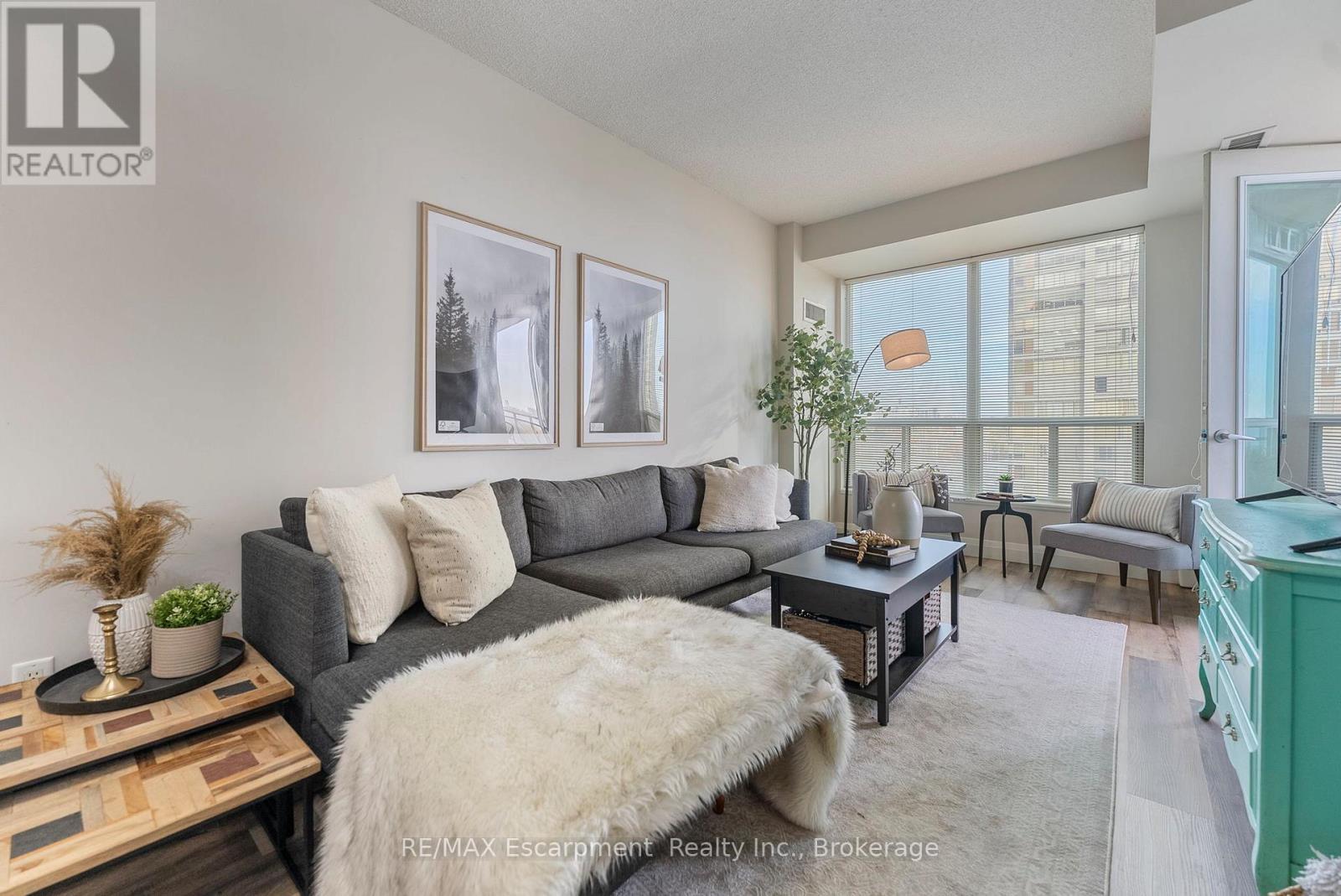 902 - 88 Palace Pier, Toronto (Mimico), ON - Indoor Photo Showing Living Room
