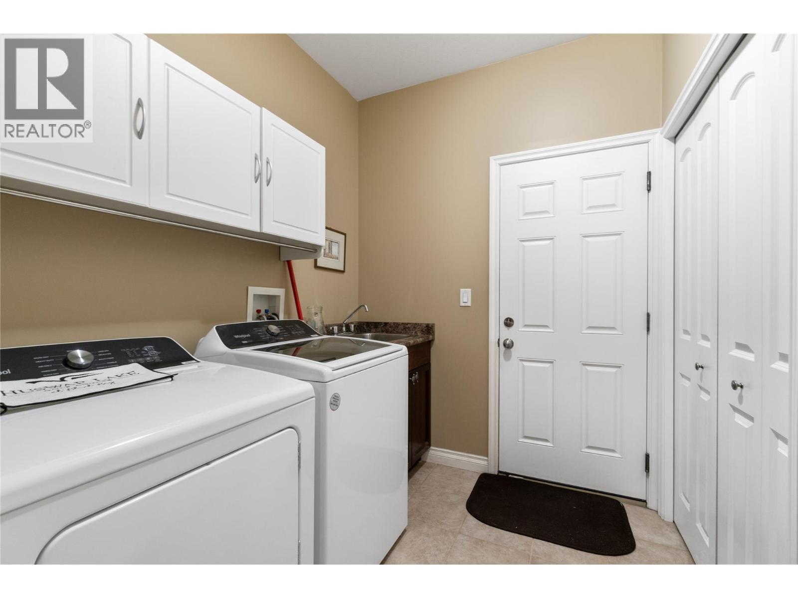 2743 Golf Course Drive, Blind Bay, BC - Indoor Photo Showing Laundry Room