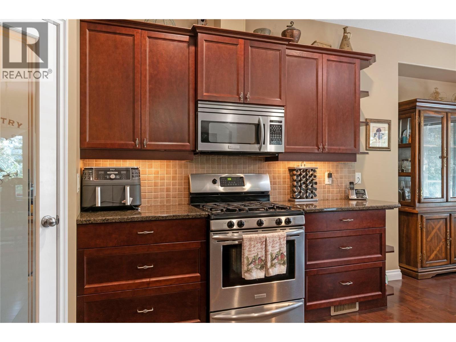2743 Golf Course Drive, Blind Bay, BC - Indoor Photo Showing Kitchen