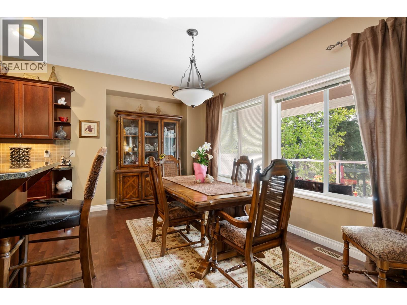 2743 Golf Course Drive, Blind Bay, BC - Indoor Photo Showing Dining Room