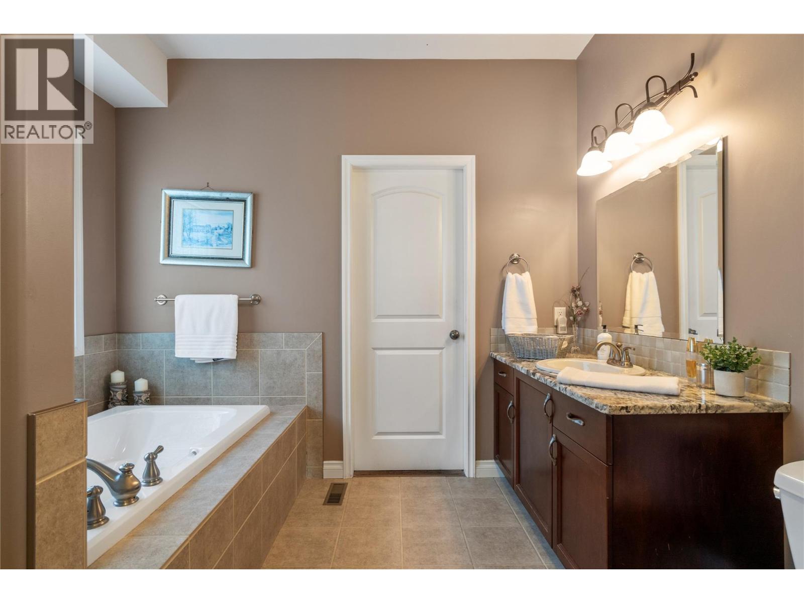 2743 Golf Course Drive, Blind Bay, BC - Indoor Photo Showing Bathroom