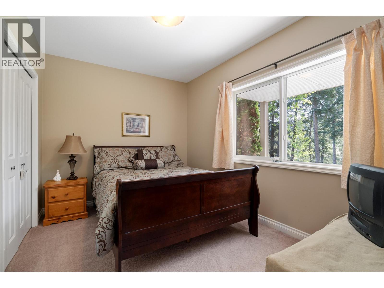 2743 Golf Course Drive, Blind Bay, BC - Indoor Photo Showing Bedroom