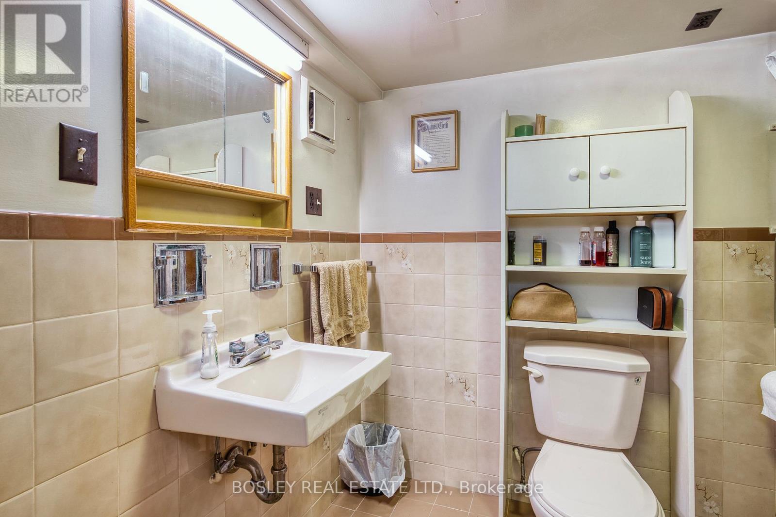 38 Halton Street, Toronto, ON - Indoor Photo Showing Bathroom