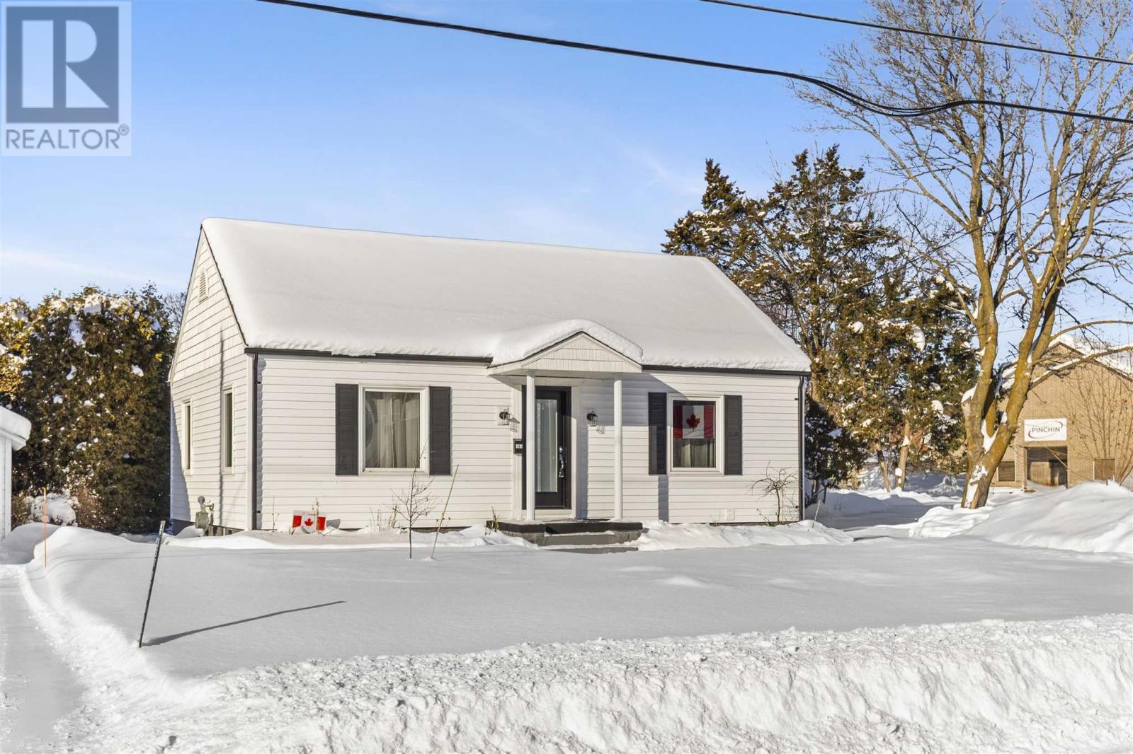 183 Upton Rd, Sault Ste. Marie, ON - Outdoor With Facade