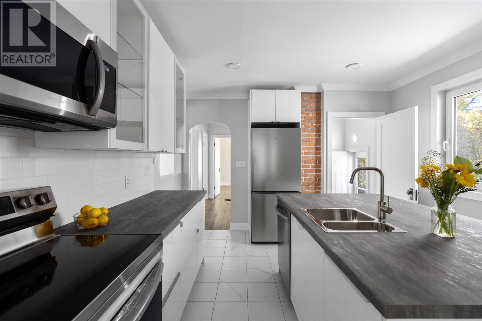 183 Upton Rd, Sault Ste. Marie, ON - Indoor Photo Showing Kitchen With Double Sink With Upgraded Kitchen