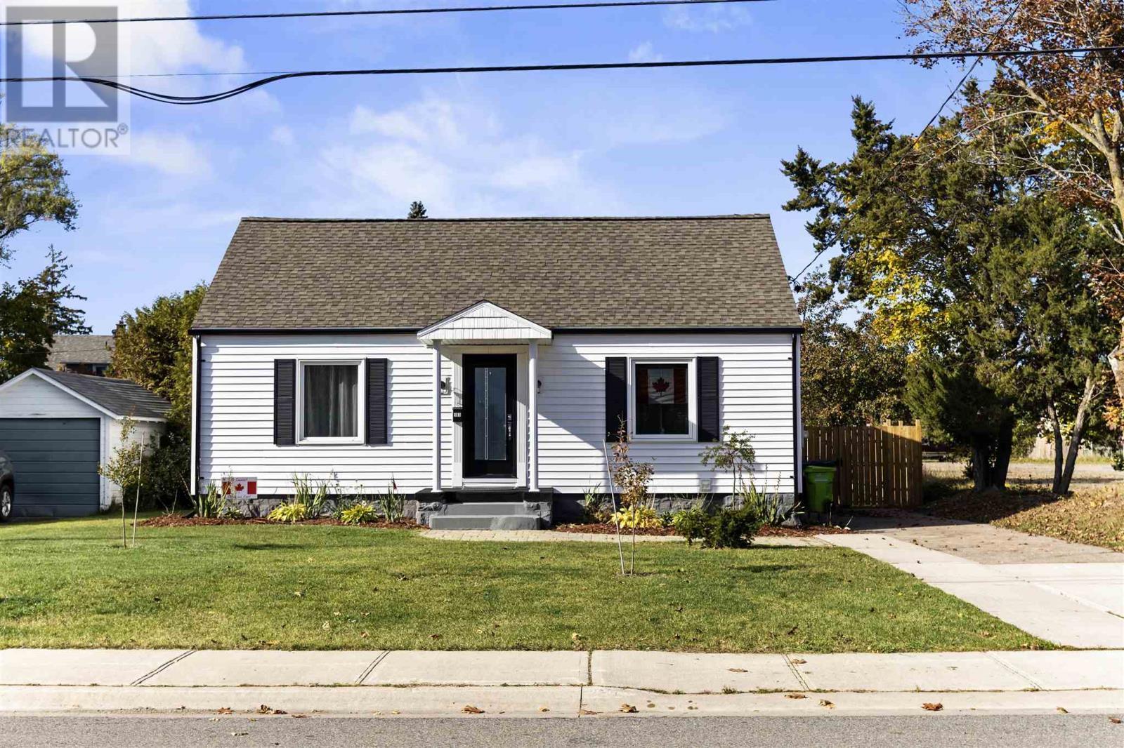 183 Upton Rd, Sault Ste. Marie, ON - Outdoor With Facade