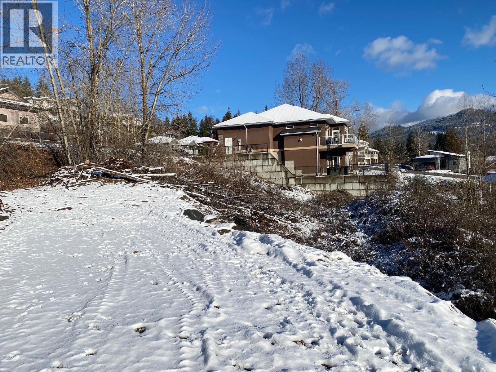 933 7Th Street, Montrose, BC