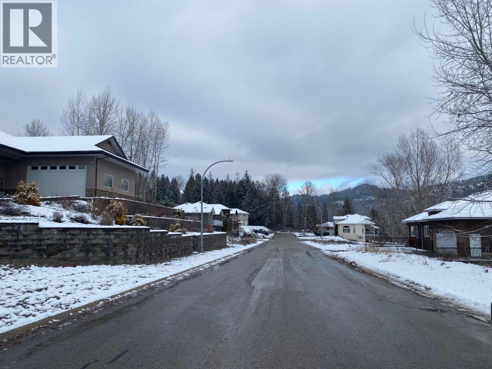 933 7Th Street, Montrose, BC