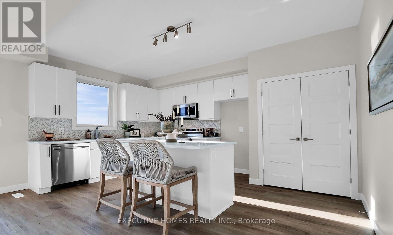 6937 Royal Magnolia Avenue, London South, ON - Indoor Photo Showing Kitchen
