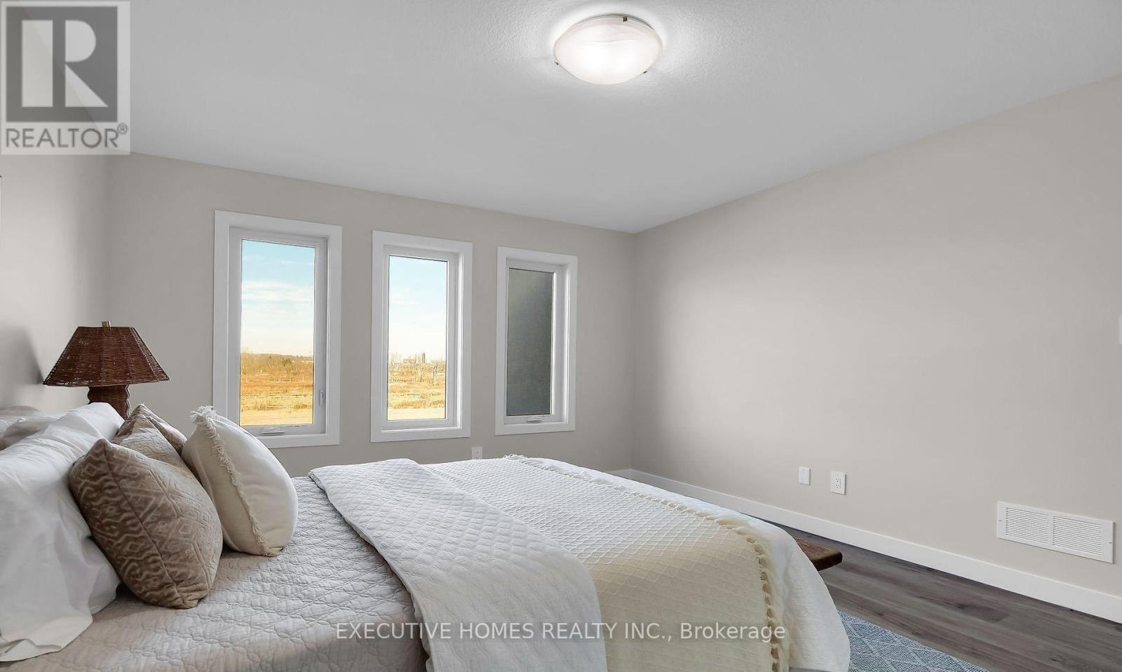 6937 Royal Magnolia Avenue, London South, ON - Indoor Photo Showing Bedroom
