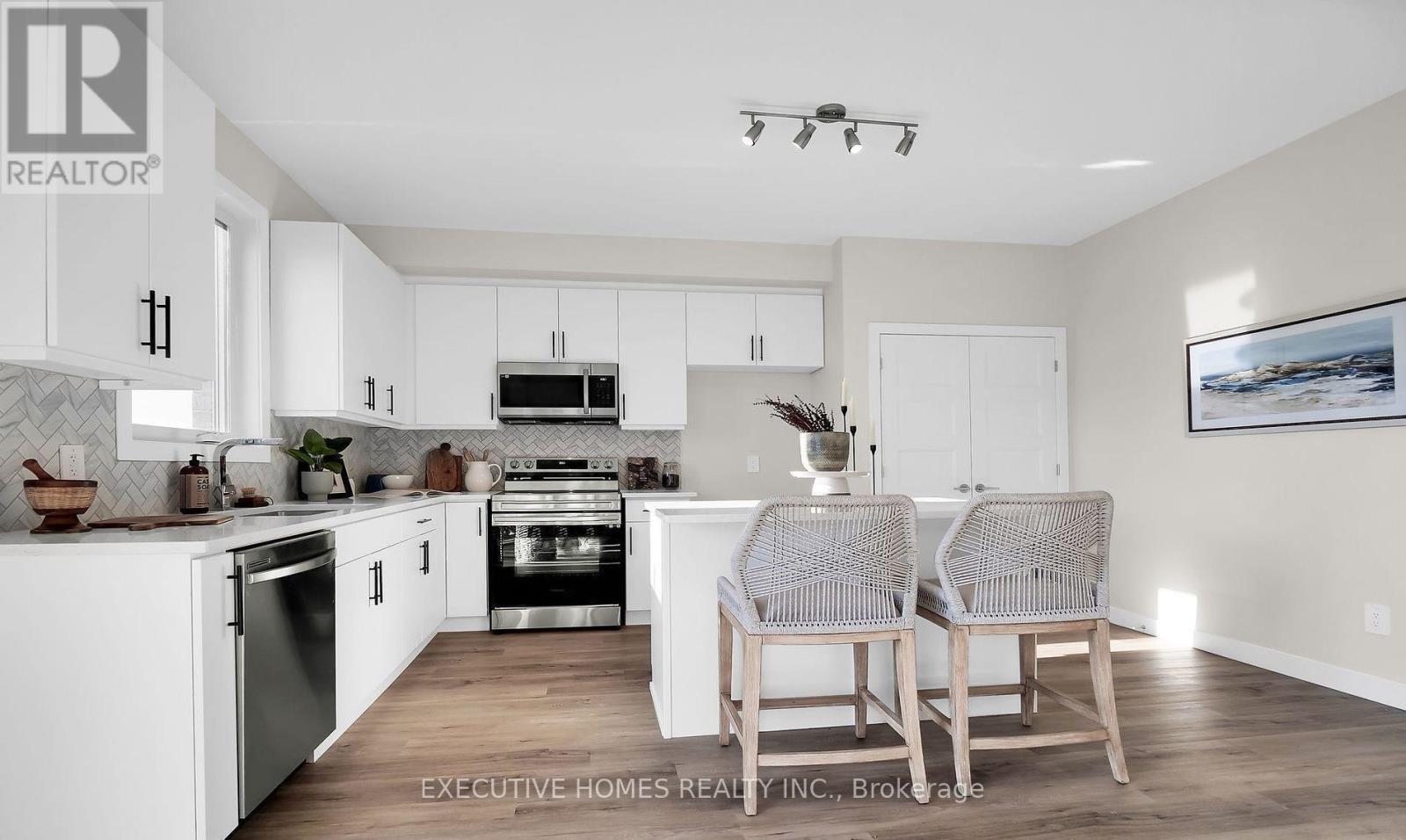 6937 Royal Magnolia Avenue, London South, ON - Indoor Photo Showing Kitchen With Upgraded Kitchen