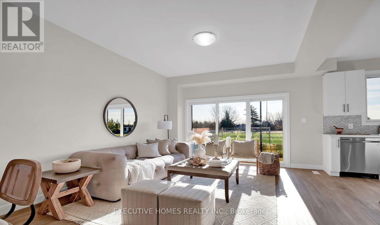 6937 Royal Magnolia Avenue, London South, ON - Indoor Photo Showing Living Room