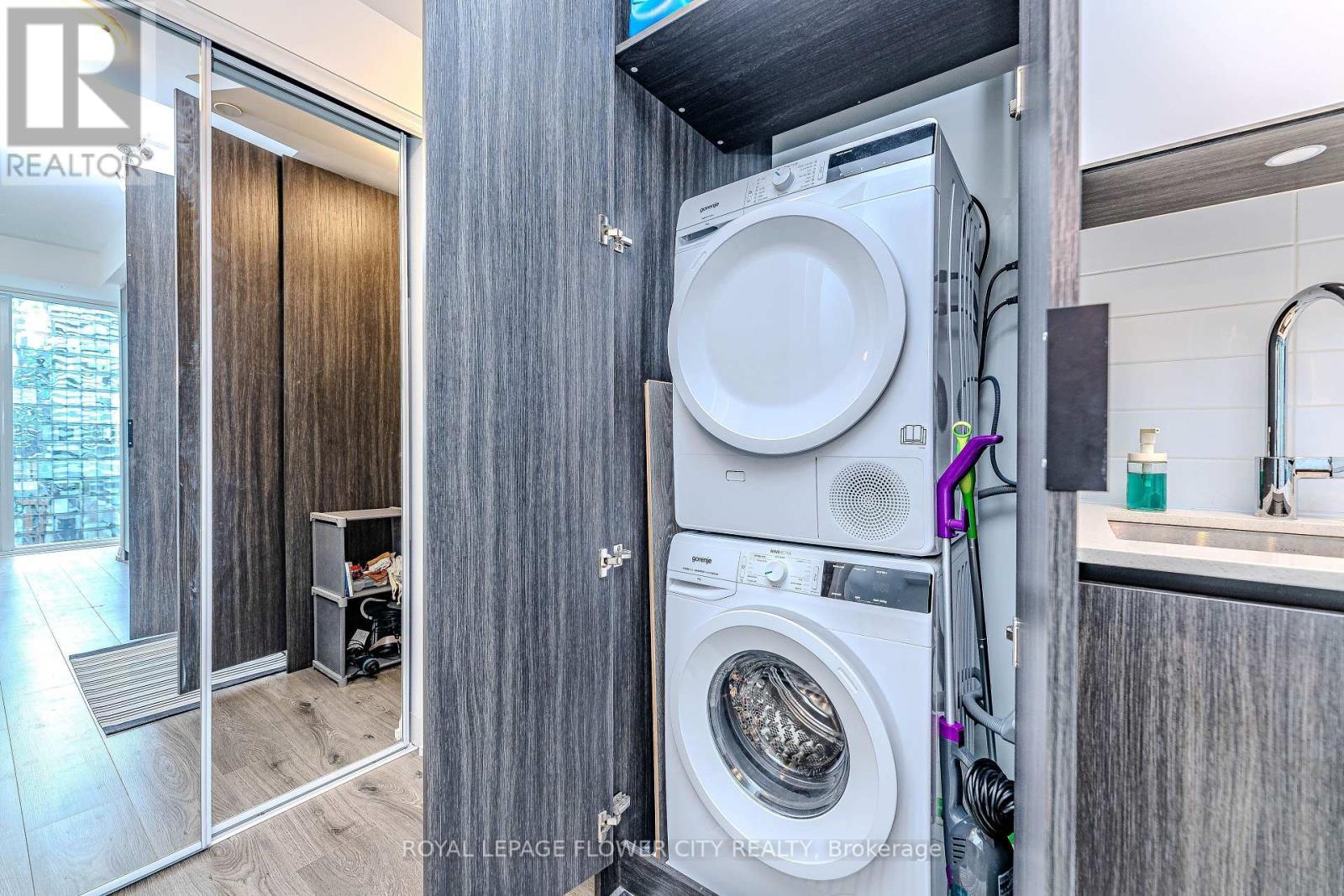2115 - 8 Widmer Street, Toronto, ON - Indoor Photo Showing Laundry Room