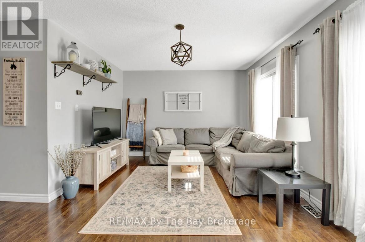 79 Fernbrook Drive, Wasaga Beach, ON - Indoor Photo Showing Living Room