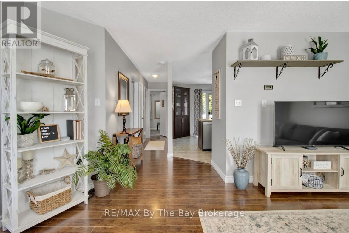 79 Fernbrook Drive, Wasaga Beach, ON - Indoor Photo Showing Living Room