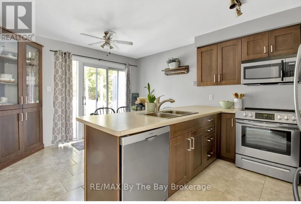 79 Fernbrook Drive, Wasaga Beach, ON - Indoor Photo Showing Kitchen With Double Sink