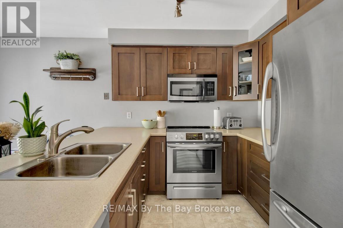 79 Fernbrook Drive, Wasaga Beach, ON - Indoor Photo Showing Kitchen With Stainless Steel Kitchen With Double Sink