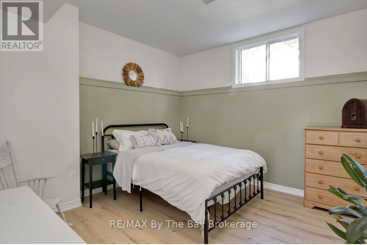 79 Fernbrook Drive, Wasaga Beach, ON - Indoor Photo Showing Bedroom