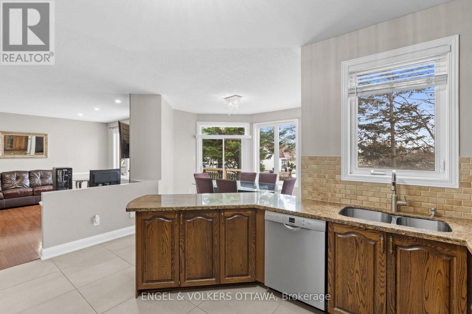 2931 Shadow Hill Crescent, Ottawa, ON - Indoor Photo Showing Kitchen With Double Sink
