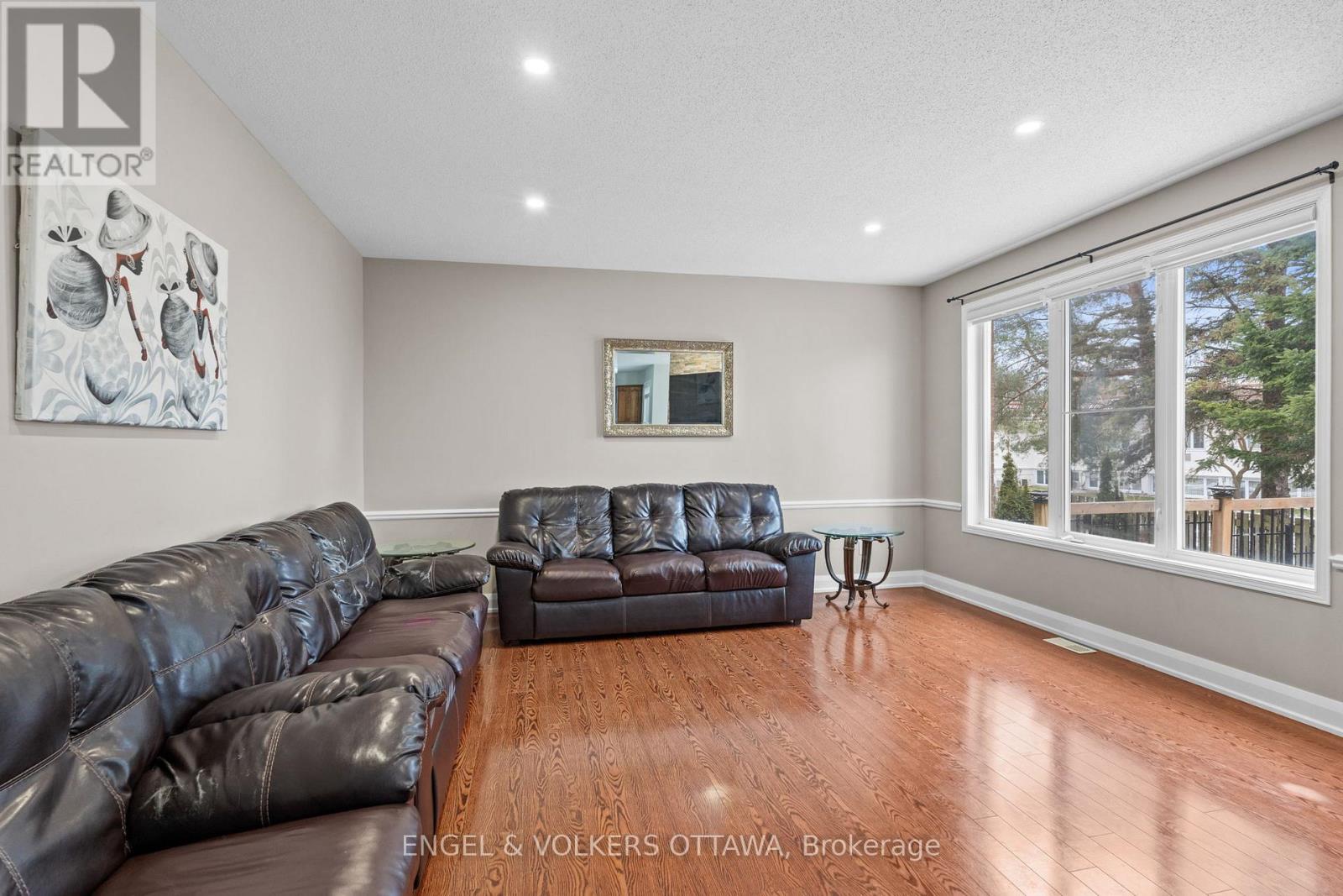 2931 Shadow Hill Crescent, Ottawa, ON - Indoor Photo Showing Living Room