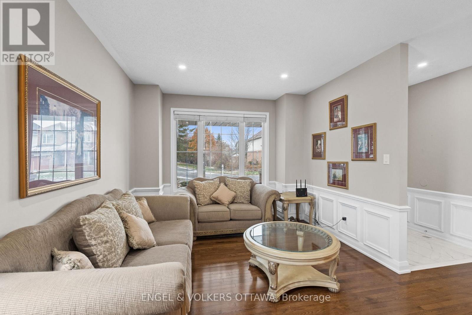 2931 Shadow Hill Crescent, Ottawa, ON - Indoor Photo Showing Living Room