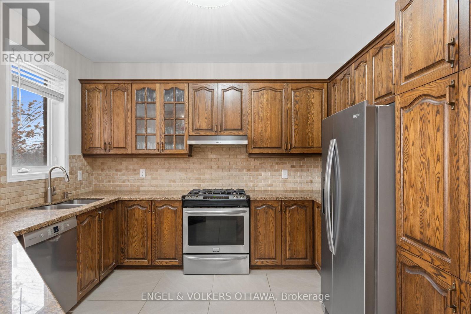 2931 Shadow Hill Crescent, Ottawa, ON - Indoor Photo Showing Kitchen With Stainless Steel Kitchen With Double Sink